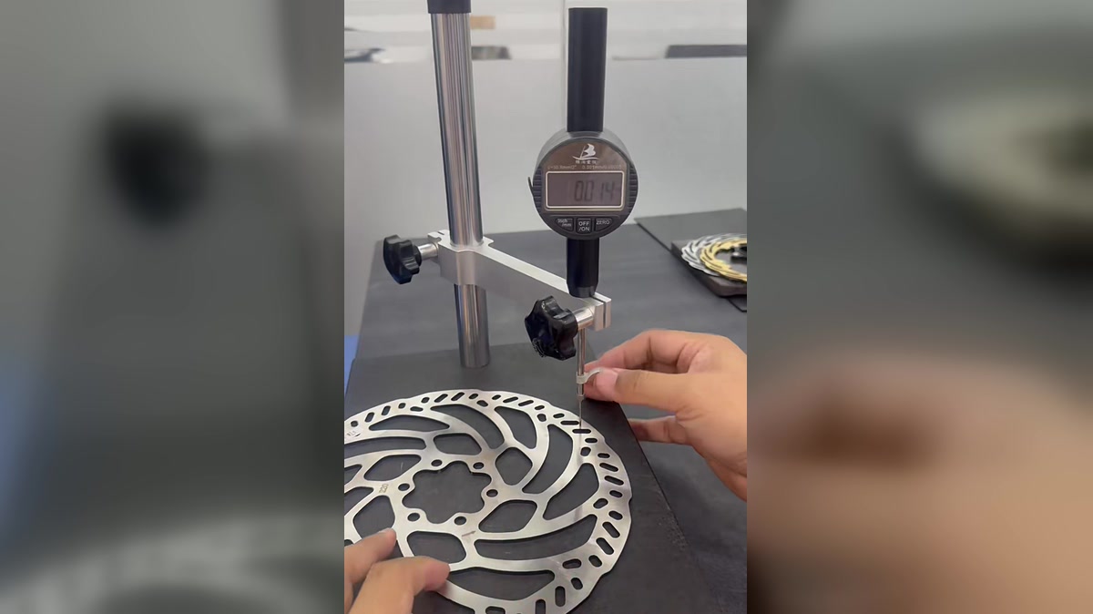 QUNKE brake rotor runout inspection with dial indicator